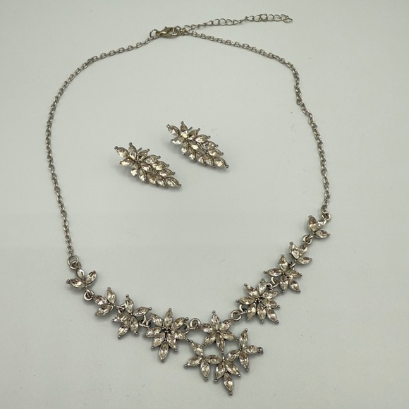 Elegant Silver Floral Necklace and Earring Set - Picture 1 of 11